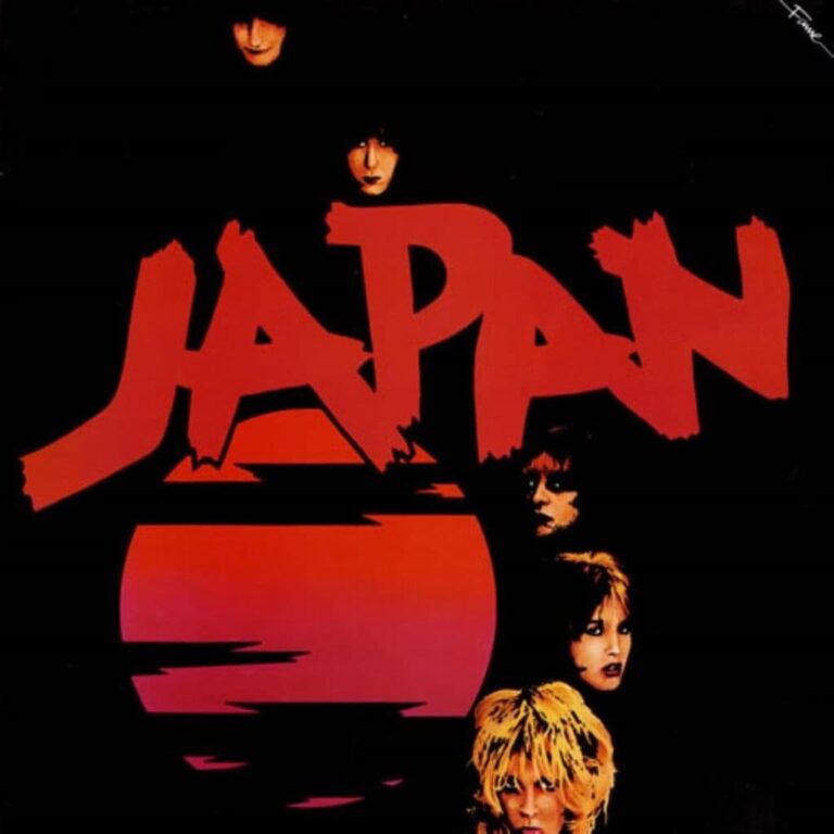 Avec l'album "Adolescent Sex" de "Japan" Groupe britannique sous-estimé de la période post punk formé de David Sylvian (chant), son frère Steve Jansen (batteur), Mick Karn (basse), Richard Barbieri (synthés) et de Rob Dean (guitare