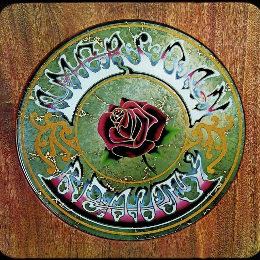 American Beauty - The GRATEFUL DEAD - 1970 | country rock | folk rock. Le Grateful Dead a eu deux oeuvres splendides en 1970. Il s'agit de "Workingman's Dead" et "American Beauty". Les enregistrements en direct ont été plus fréquents après cela, et les enregistrements en studio moins.