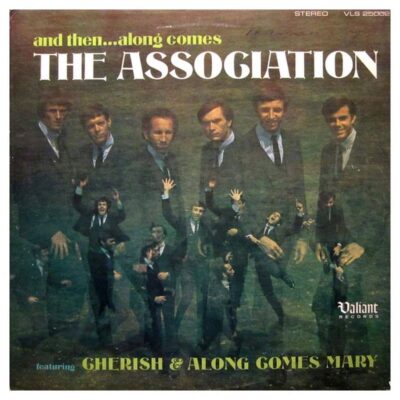 And Then... Along Comes the Association - The ASSOCIATION - 1966 : baroque pop | sunshine pop. La vraie saveur vient des compositions de haut niveau qui sont harmonieuses et subtiles. Elles ne crient pas leur harmonie comme une harmonie "intérieure", mais au contraire, elles restent cachées et nuancées.