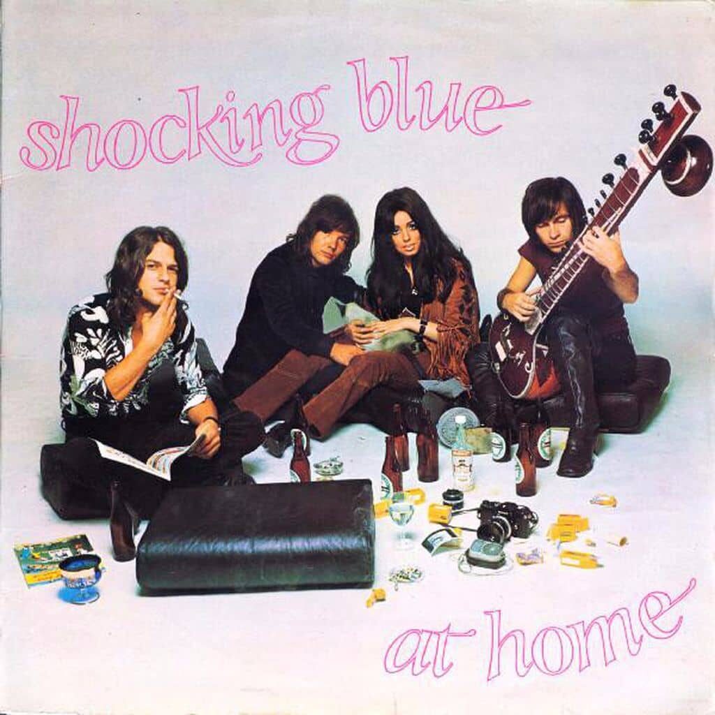 At Home - SHOCKING BLUE - 1969 | pop | rock/pop rock. met en scène la chanteuse Margarita "Margo" Veres et permet à "The Sweet Inspiration" de trouver leur plus grand succès "Venus"