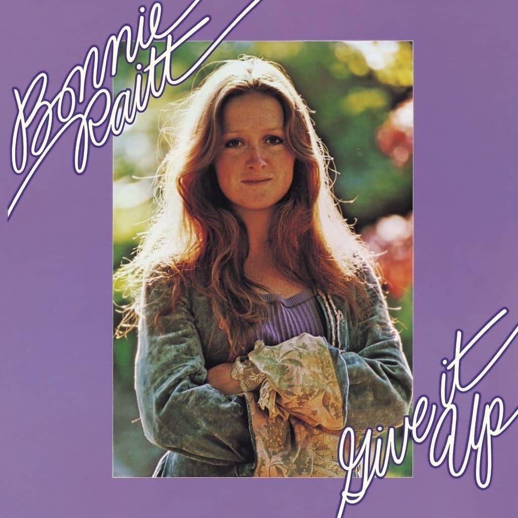 Give It Up - Bonnie RAITT - 1972 | blues rock | country rock | soft rock | songwriter. La chanteuse de blues Bonnie Raitt interprète son blues à la guitare depuis quatre décennies et ne montre aucun signe de lassitude