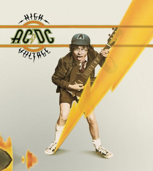 High Voltage - AC/DC - 1976 | hard rock | heavy metal | arena rock. Le premier album du groupe est une énorme surprise et un très bon album. Ils font partie de ces groupes qui sont populaires dès leur premier album !