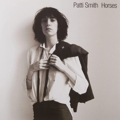 Horses - Patti SMITH - 1975 | proto-punk. Mme Patti Smith était une punk avant les punks, une poétesse de tous les instants, une chanteuse avec les hard rockers de Blue Öyster Cult, une féministe et, surtout, une femme.