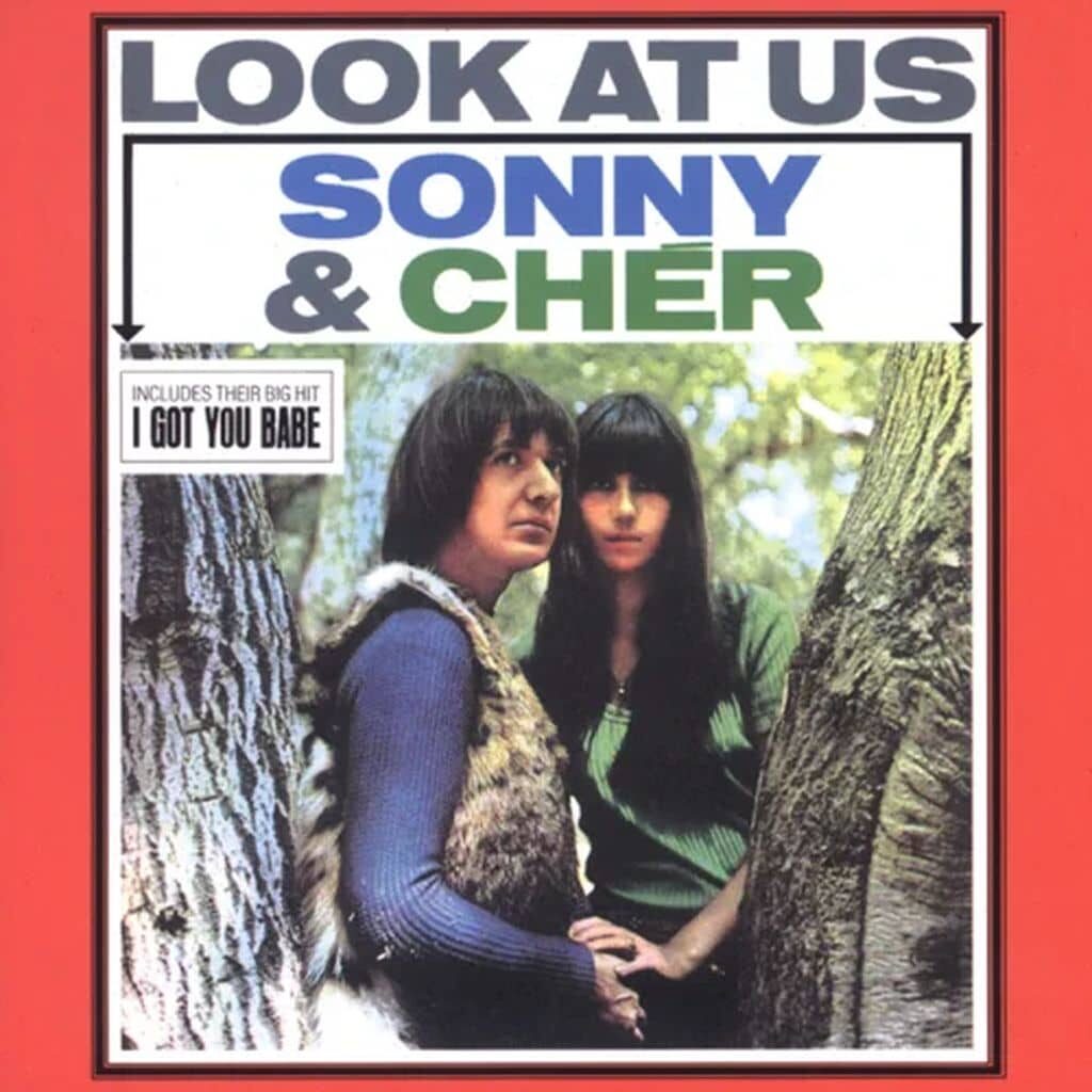 L'album folk rock "Look At Us" des célébres "SONNY AND CHER" sorti en 1965. Des classiques comme "I got you babe" ou des chef d'oeuvre comme "Unchained melody" ou "500 miles"