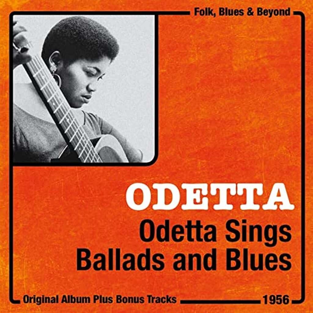 Odetta en 1956 chante sur l'albume "Sings Ballads and Blues"