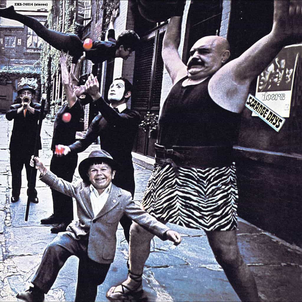 Strange Days - The DOORS - 1967 : rock/pop rock | psychédélique | proto-punk. Un 2e album de malade, grâce à "When the music's over", "People are strange", "Strange days" ou encore "You lost little girl