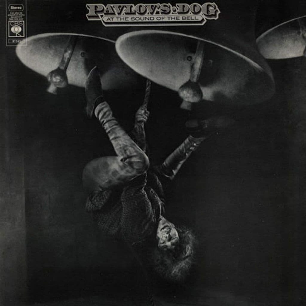 The At The Sound of the Bell - PAVLOV'S DOG - 1975 | progressive rock | art rock. Il est moins varié, plus progressif et plus innovant. La voix particulièrement plaintive de David Surkamp fait toujours son effet, et peut même rendre certains auditeurs allergiques.