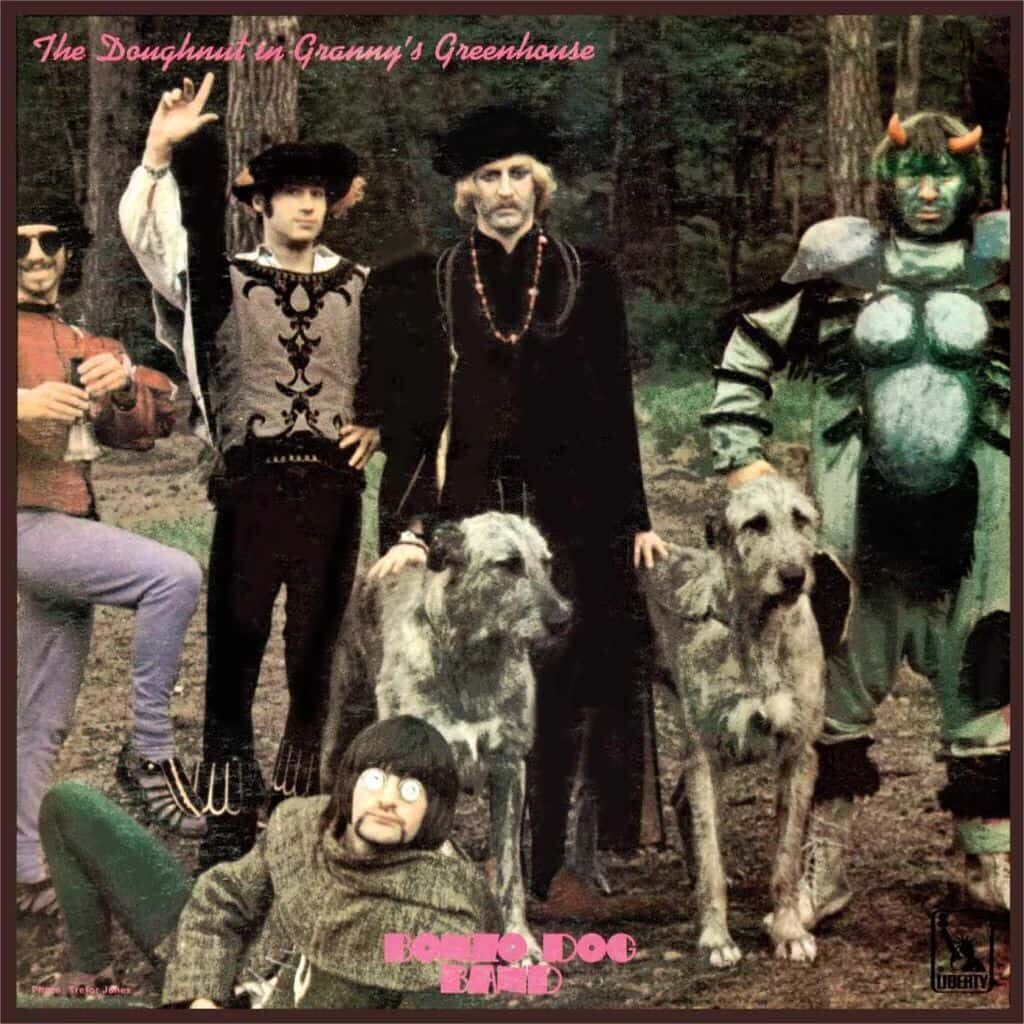 The Doughnuts in Granny's Greenhouse - The BONZO DOG BAND - 1968 | pop | rock/pop rock | psychédélique. L'album est rempli de blagues astucieuses à la Monty Python et de paroles humoristiques que même le plus grand détracteur de la musique pop trouvera irrésistible.