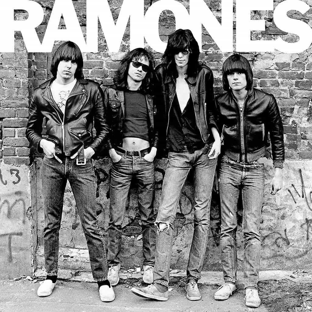 The RAMONES - 1976 | proto-punk | punk rock. C'est dans ce contexte que quatre enfants malades, pleins de vitesse et d'ennui, vont lâcher une véritable bombe atomique sur le monde de la culture pop.