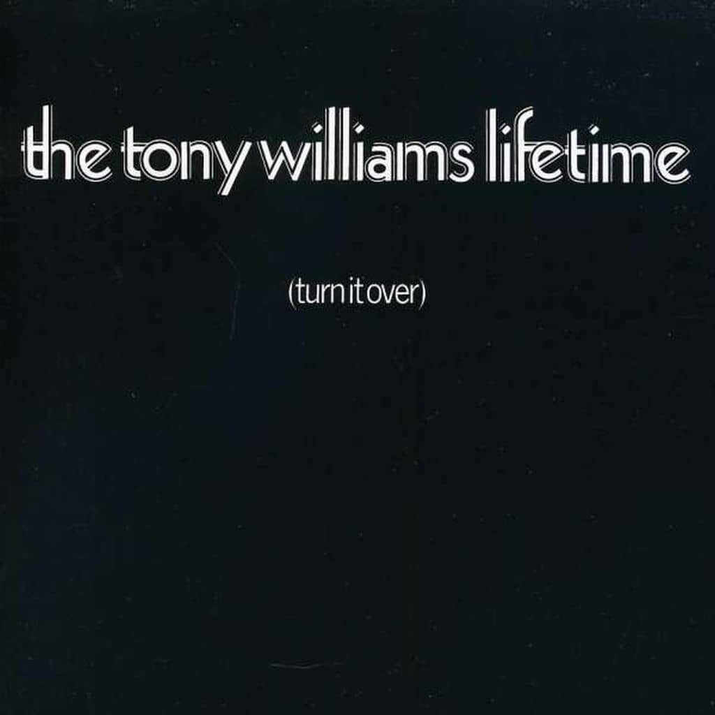 Turn It Over - Tony WILLIAMS - TONY WILLIAMS LIFTIME - 1970 | fusion. La plupart des membres du groupe ont fait un passage au prestigieux chez Miles Davis, et cela se ressent dans la qualité et la cohérence de leurs performances.